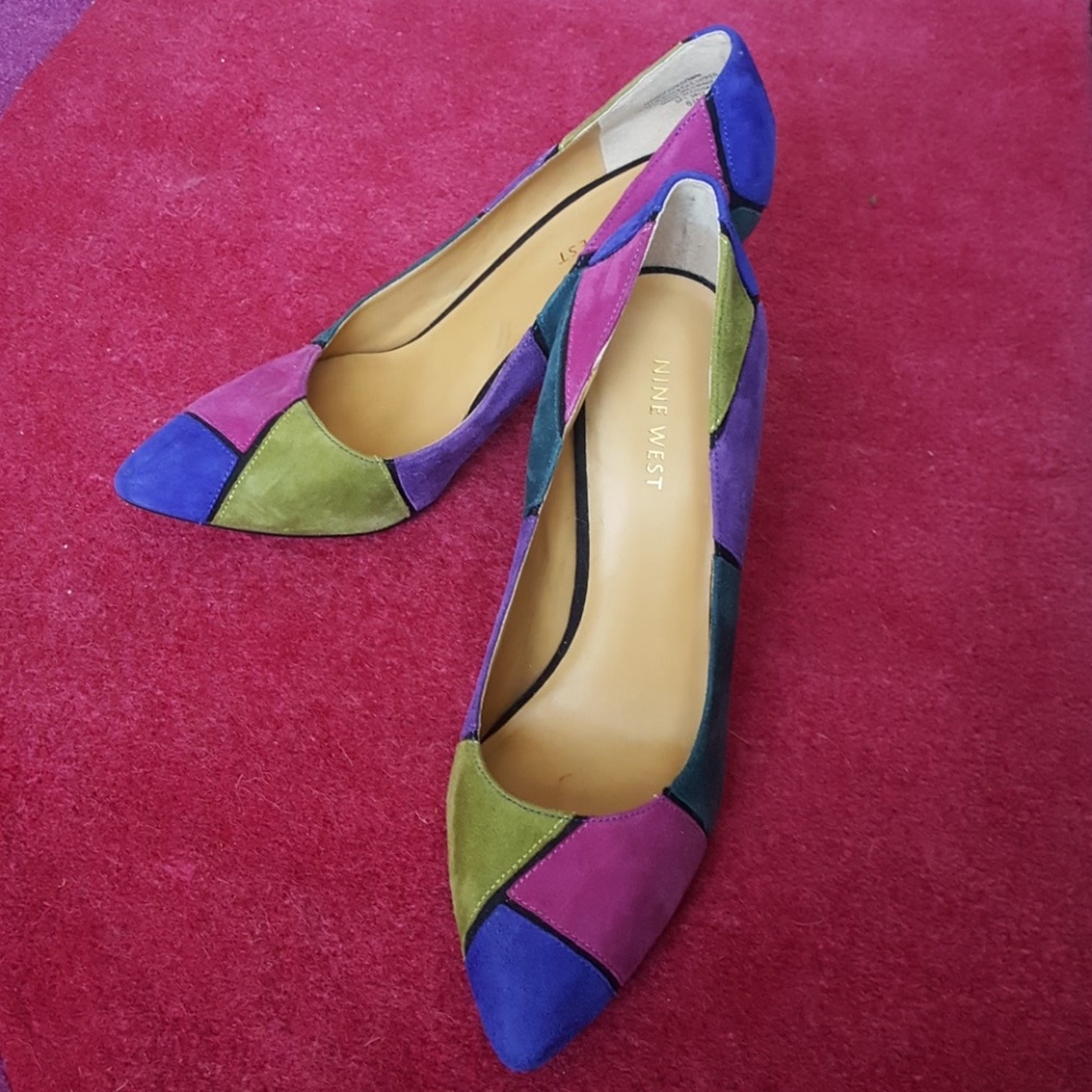 Nine West suede shoes size 8-1/2". Heel 3-1/2".